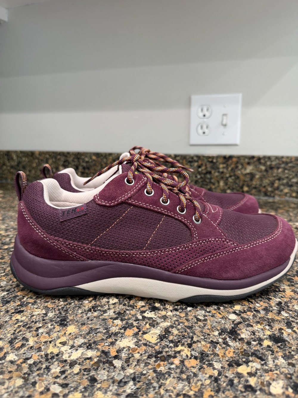 L.L bean tel 2.5 Women's Burgundy Casual Walking Sneakers size 10